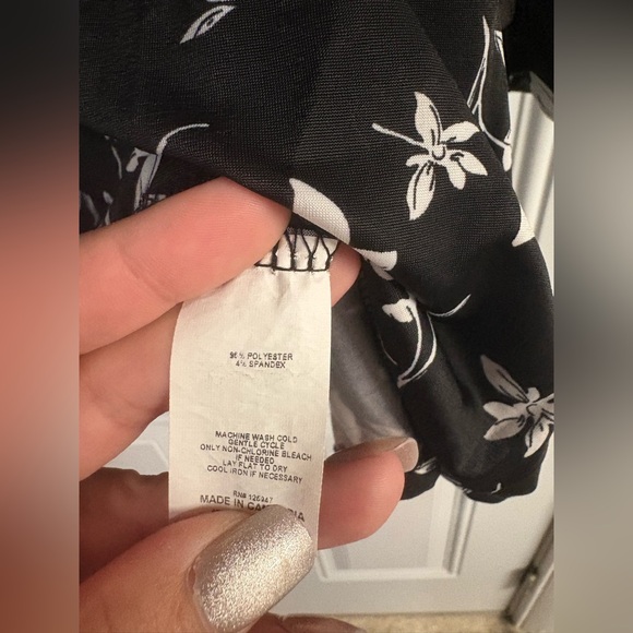 Cocomo Black and White Floral Top✨ - Picture 9 of 10